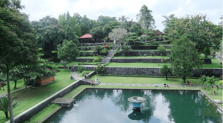 Destinasi Liburan Keluarga di Lombok - Taman Narmada